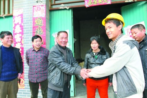 19岁民工火场抱出孕妇被老板奖励千元(图)