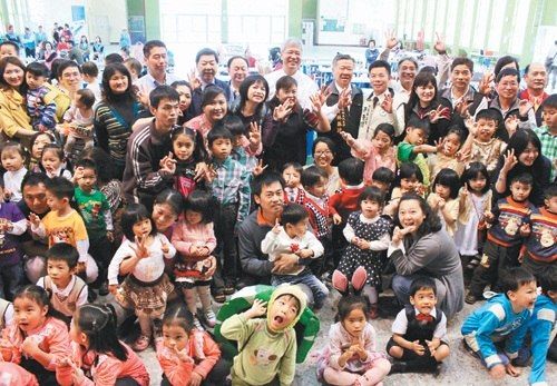 台湾29个三胞胎家庭拍照(图)