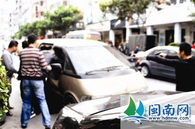 嫌犯闹市拒捕欲驾车硬冲 便衣持枪对峙(图)