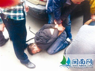 嫌犯最后被警方拉下车,抓获。 嫌犯最后被警方拉下车,抓获。