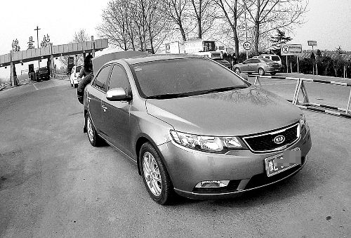 修车工为赚钱在40公里高速路撒铁蒺藜扎车