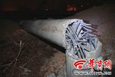 老汉为拾钢筋砸断电线杆致全段路灯停电(图)