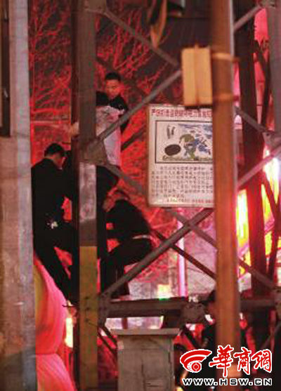 男子醉酒后爬上高压铁塔两个半小时(图)