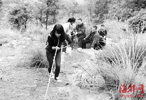3名少女探险误把百米绝壁当公路被困16个小时