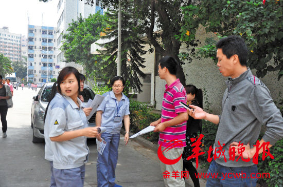 已解约的部分工友在派发维权宣传单 已解约的部分工友在派发维权宣传单