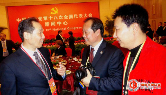 十八大新闻中心举行中外记者欢迎酒会