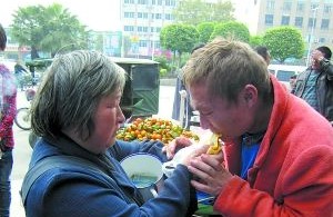 "最美乞丐"捡钱包为归还急 "留下钱心里不踏实"