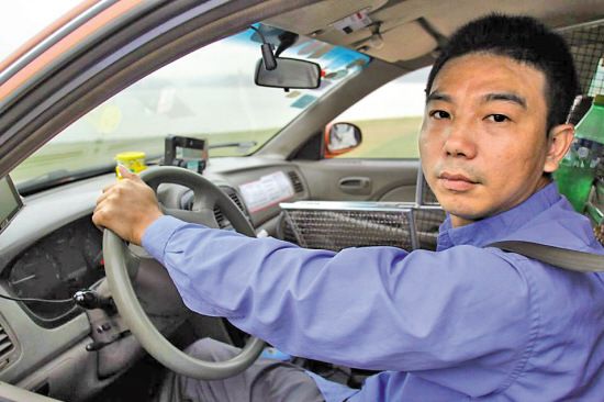 女子打车以铂金戒指当车资 的哥发觉不妙救人一命