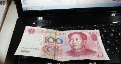 银行ATM机取出百元假钞 客服称不保证机器安全
