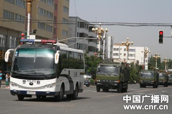 新疆库车举行“扬威行动” 震慑敌对势力