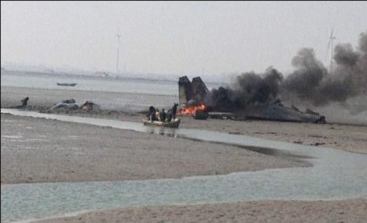 空军苏27坠毁起火