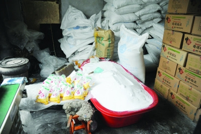 哈尔滨一假盐黑作坊被端 10秒工业盐变装袋食盐