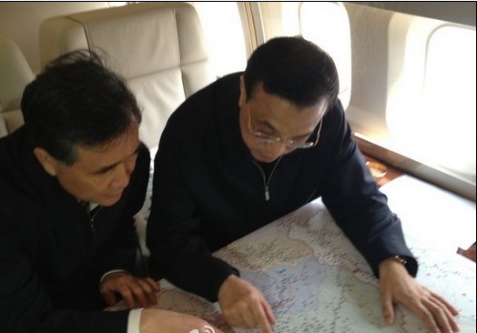 李克强在专机上部署救灾：要挨家挨户敲门排查 及时公开伤亡情况