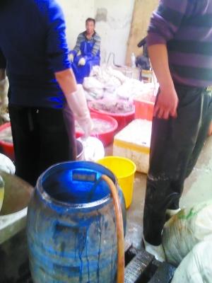 记者暗访毛肚百叶黑作坊 蚊蝇乱飞臭过公厕