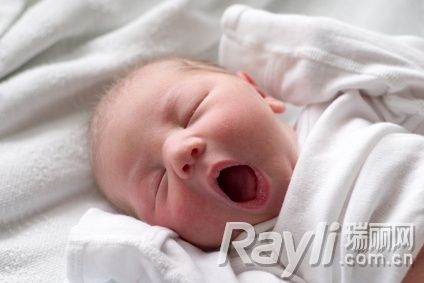 “胎儿式”睡姿 