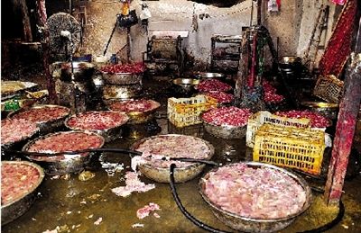 媒体曝光牙签肉黑作坊：掉地上肉串连狗都不吃 