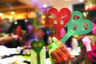  上海现“无声”餐厅一半员工是聋人 靠举牌点菜