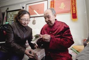 一位百岁老翁为芦山地震灾区捐出全部存款