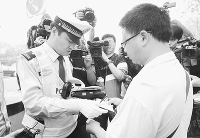 10元罚款，能否止住闯红灯的脚步？