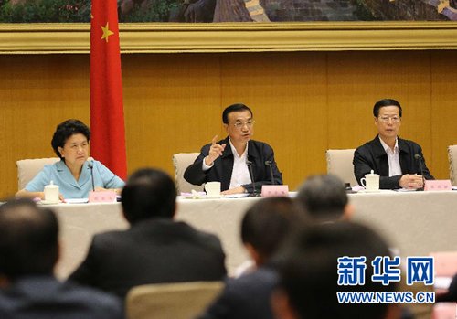 李克强：该放的权力放掉 该管的事务管好