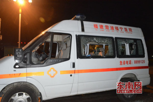 两车相撞致2死1伤 救护车1小时才到当场被砸