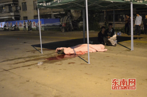 两车相撞致2死1伤救护车1小时才到当场被砸（图）