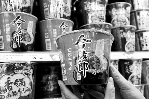今麦郎等&ldquo;荧光剂碗面&rdquo;超市仍在售