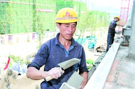 网曝民工月薪1.4万秒杀白领 建筑工年薪超10万