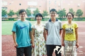 长郡中学，易楷宁（左一）、唐嘉（左二）、曾宇（左三）、朱佳怡（右一）高考（理科）分数都在690分以上。 记者 罗智文 摄