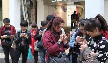 "低头族"越来越多 沉迷智能手机易致数码痴呆症