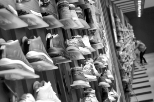 体育用品复苏预期高涨 安踏大升创52周新高