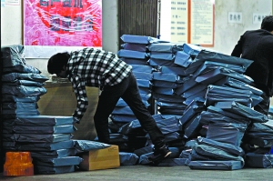 快递员自曝行业内幕：公司默许员工拿东西