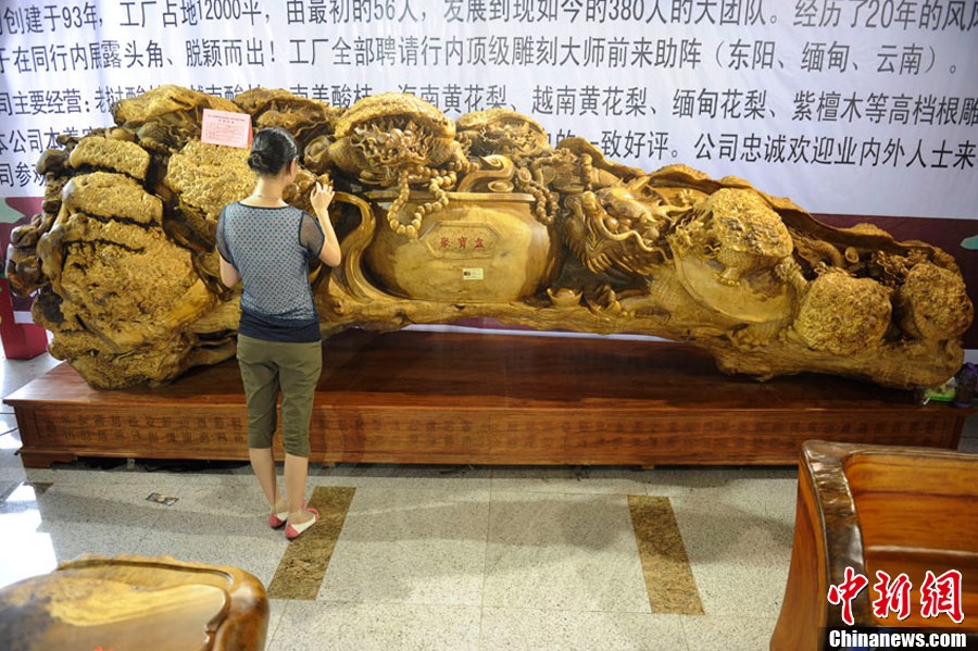 长春民博会“贵族”工艺品吸睛 天价根雕叫价千万