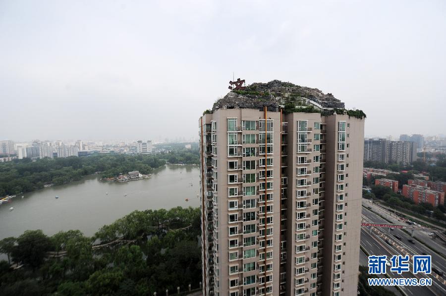 （新华视点）（1）北京海淀现楼顶别墅 假山大树俱全