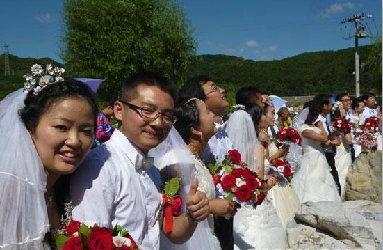 村官大学生举行集体婚礼