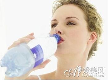 媒体称瓶装饮料需要在5个小时内喝完 否则细菌激增