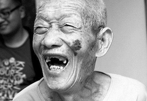 3万斤干柴:老人的爱心沉甸甸 