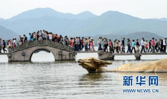 百万游客“挤爆”西湖 断桥成“人桥”