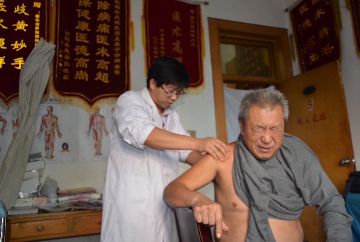 妙手丹心除疾苦 传授绝技惠众生