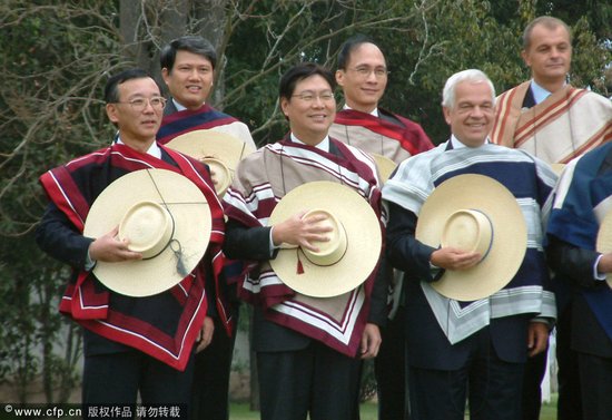 盘点历届APEC领导人“特色服装秀”