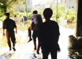 白岩松批&ldquo;余姚官员让人背&rdquo;：鞋没进水 脑子进水