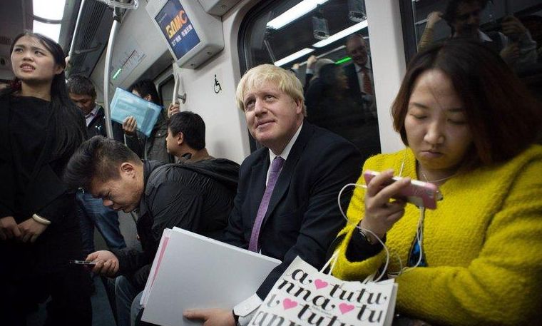 伦敦市长体验北京地铁