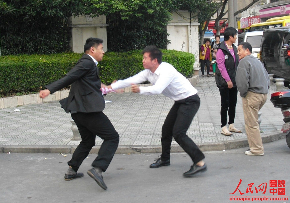 上海中介争抢房源互殴10分钟