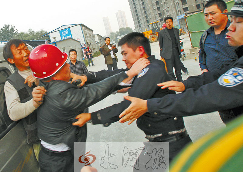 郑州女工11楼坠亡工地阻挠采访 围攻记者殴打民警