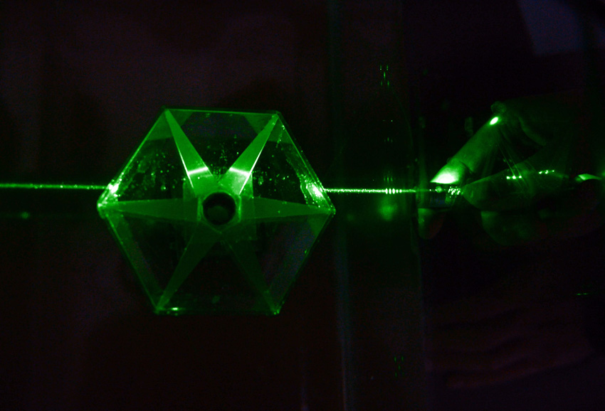 10月31日，浙江大学陈红胜教授研究团队工作人员演示“隐身”装置。一束光在该装置内“转弯”，但穿过装置后仍按照原来的方向传播。新华社记者韩传号摄