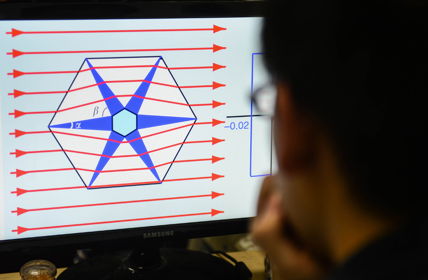这是陈红胜团队电磁波隐身装置原理图（10月31日摄）。新华社记者韩传号摄