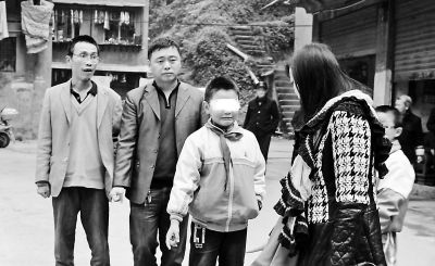 三小孩扶起摔倒老太被指肇事