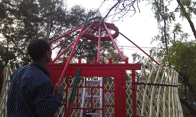 女孩为省房租北京胡同房顶搭蒙古包住1年