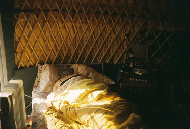 女孩为省房租北京胡同房顶搭蒙古包住1年