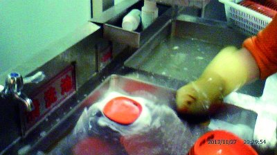 当清洗池内的白沫和菜叶太多时傧赐牍突峤沫子往旁边的消毒池撇 摄/法制晚报暗访组